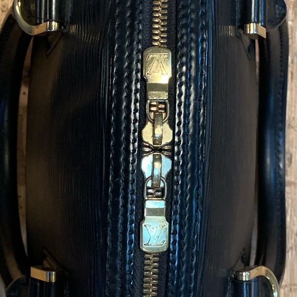 Black Louis Vuitton Jasmine in great condition! - Picture 3 of 8